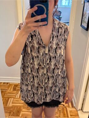 Sleeveless V-Neck Feather-Print Camisole in Black and Gray